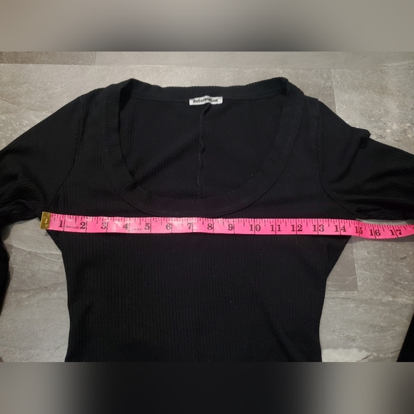 Reformation "Paige" Ribbed Long Sleeves Crop Top. Scoop Neck. Black. Size S. - Picture 8 of 10
